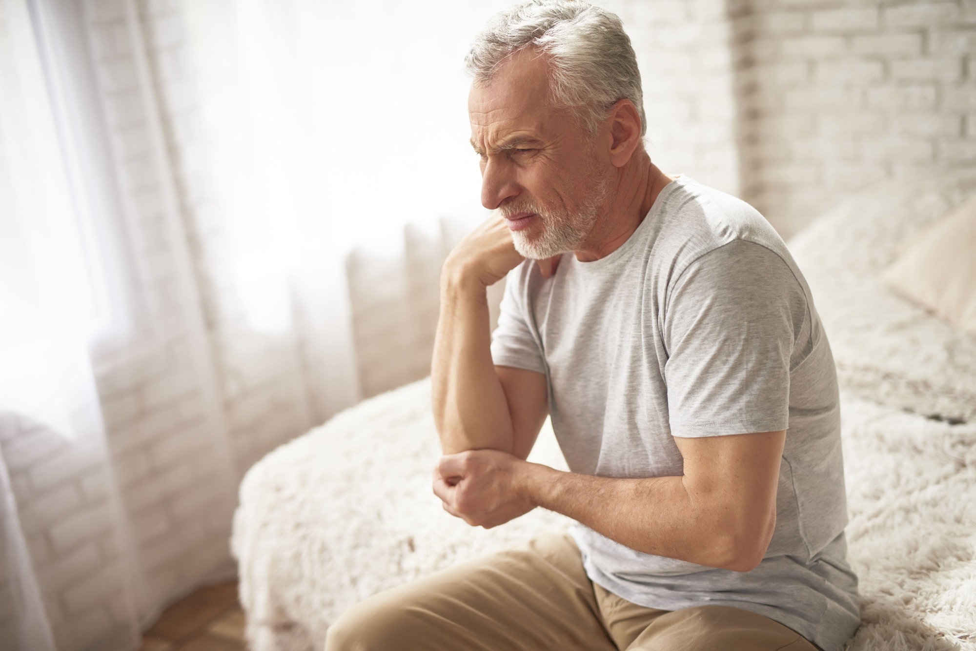 Paciente con dolor de codo antes del tratamiento