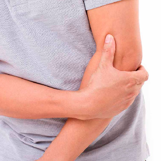 Paciente con dolor de codo por epicondilitis o codo de tenista