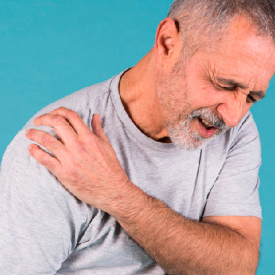Hombre con dolor de hombro por lesión del manguito rotador