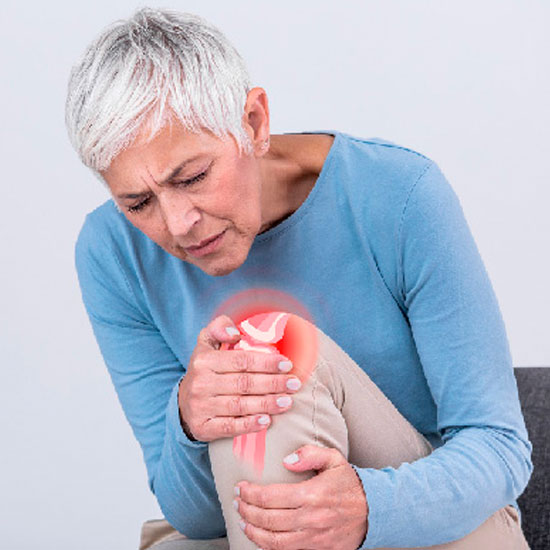 Mujer con dolor de rodilla por artrosis y lesión de menisco