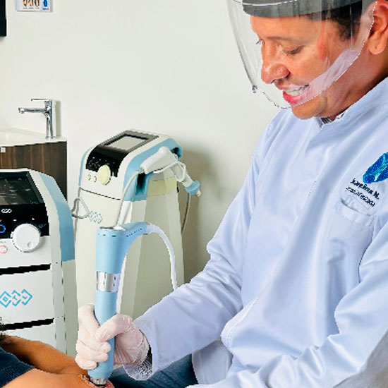 Aplicación de terapia de ondas de choque en el consultorio Ortomesa